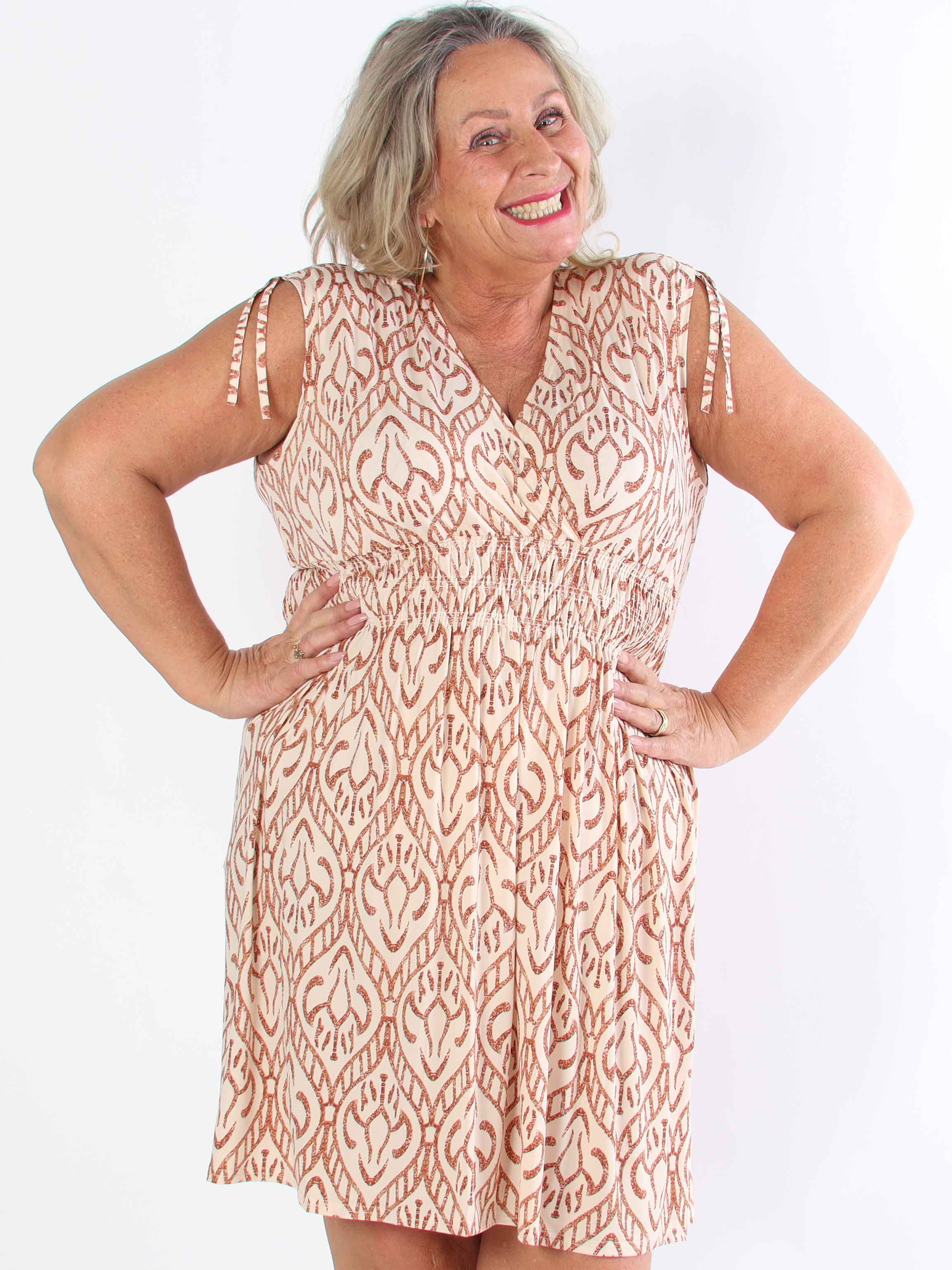 Pams Boho Short - Kort elastisk plus size-klänning i skrynkelfritt tyg